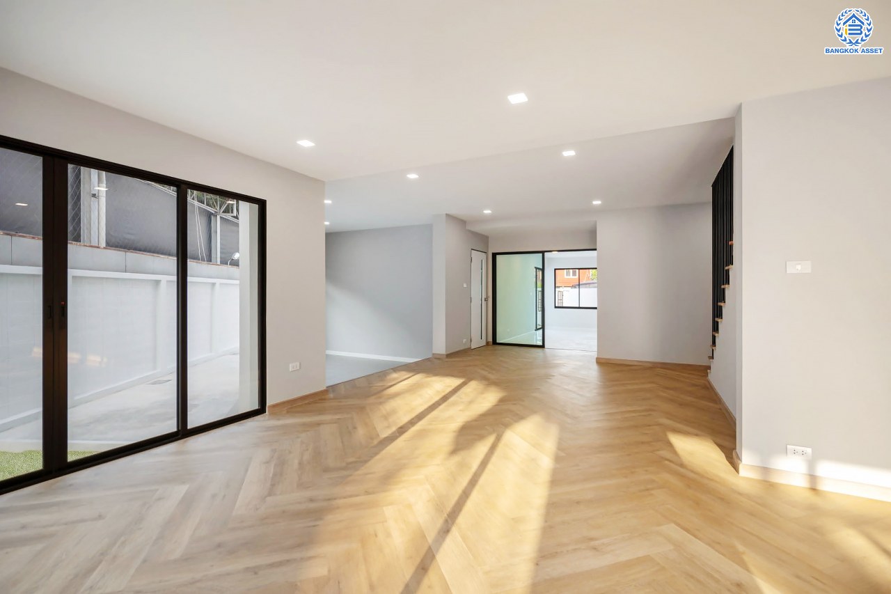 บ้านมือสองตกแต่งใหม่ ดีไซน์สวย โครงการ ลาดพร้าว130 ลาดพร้าว หลังใหญ่ถึง 154 ตร.ว. ฟังก์ชัน 4 ห้องนอน 5 ห้องน้ำ 1 ห้องแม่บ้าน จอดรถได้ 2 คัน พื้นที่ใช้สอยกว่า 589 ตร.ม. รองรับทุกกิจกรรม บนทำเลเชื่อมต่อหลายเส้นทาง อาทิ ถนนรัชดาภิเษก, ถนนเสรีไทย, ถนนรามคำแหง ใกล้จุดขึ้นทางด่วน "ฉลองรัช" ใกล้รถไฟฟ้าสายสีเหลือง "สถานีลาดพร้าว101" และรถไฟฟ้าสายสีส้ม "หัวหมาก"